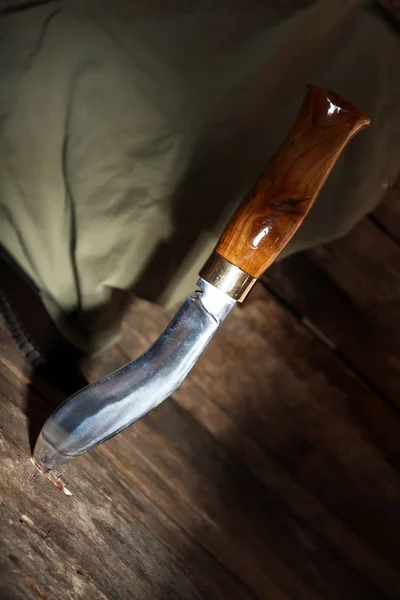 Cuchillo de caza sobre fondo de madera — Foto de Stock