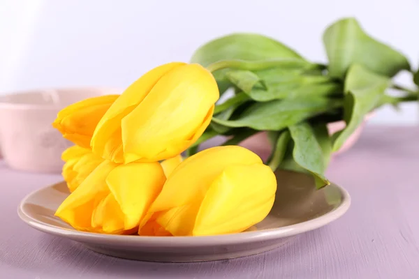 Cenário de mesa com flores, close-up — Fotografia de Stock