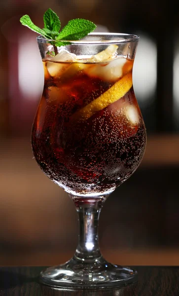 Glas cocktail in bar op heldere onscherpe achtergrond — Stockfoto