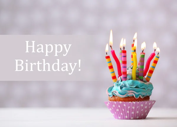 Finom születésnapi cupcake-ra könnyű háttér — Stock Fotó