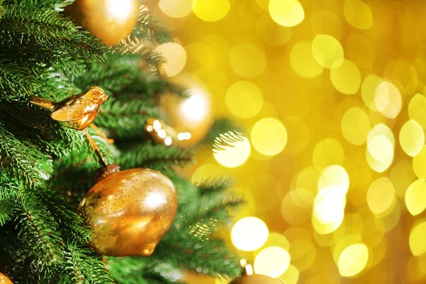 Versierde kerstboom op wazig, sprankelende en fee achtergrond — Stockfoto