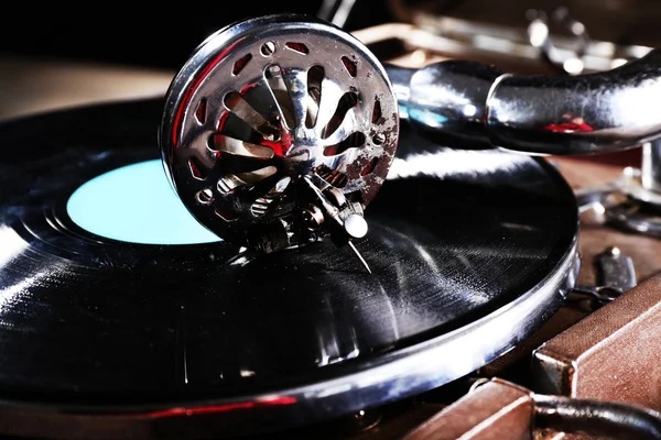 Gramophone med vinylskiva, närbild — Stockfoto