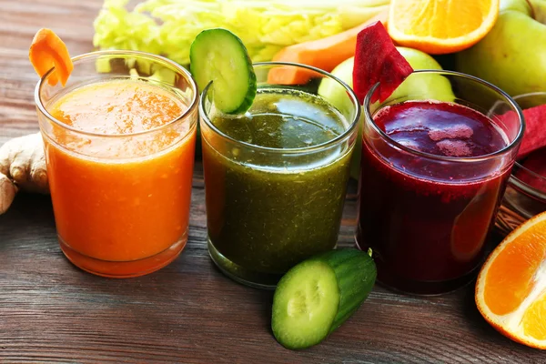 Sortiment av hälsosamma färska juicer på träbord bakgrund — Stockfoto