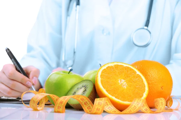 Nutricionista médico escrever plano de dieta, close-up — Fotografia de Stock