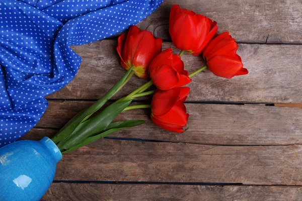 Tulipani rossi in vaso su sfondo in legno vista dall'alto — Foto Stock