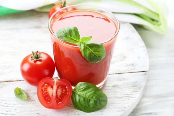 Szklanka soku świeżych pomidorów na drewnianym stole, zbliżenie — Zdjęcie stockowe