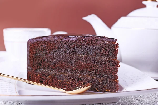 Pezzo di torta al cioccolato su piatto bianco, primo piano — Foto Stock