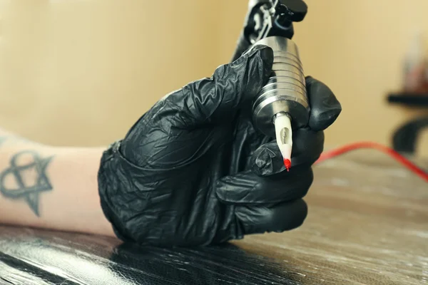 Tattoo artist at work close up — Stock Photo, Image