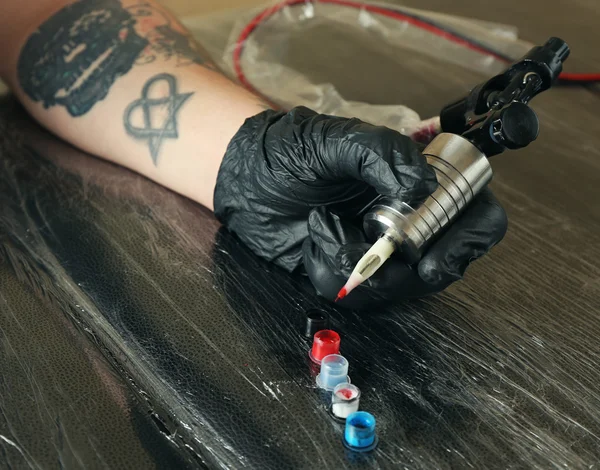 Tatuagem artista no trabalho de perto — Fotografia de Stock