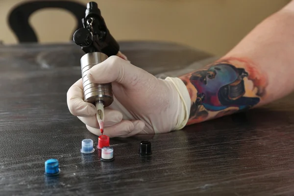 Tetováló művész munkahelyi közelről — Stock Fotó