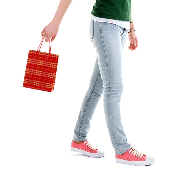 Bolsas de papel de compras coloridas en mano femenina aisladas en blanco —  Fotos de Stock