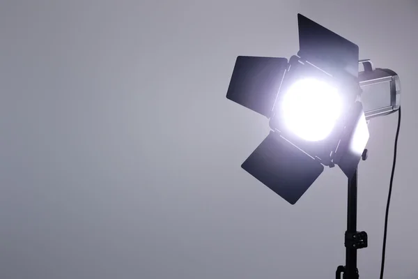 Fotografické studio s osvětlovací zařízení na šedou stěnu pozadí — Stock fotografie