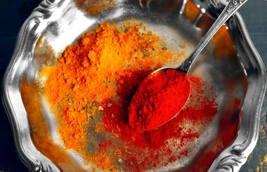 Carry ve gümüş tepsi ve renk rustik ahşap masa arka plan üzerinde kırmızı biber