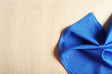 Tahta masadaki peçete.