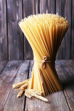 Kulaklara ahşap arka plan ile makarna