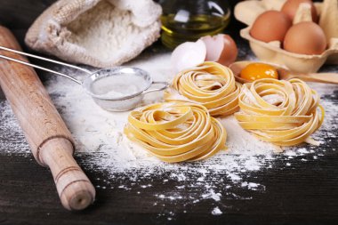 Ham ev yapımı makarna ve makarna üzerine ahşap arka plan için malzemeler