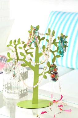 Mücevher ve bijouterie ile dekoratif tezgah.