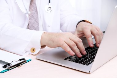Not defterinde office beyaz arka planda çalışan doktorlar eller