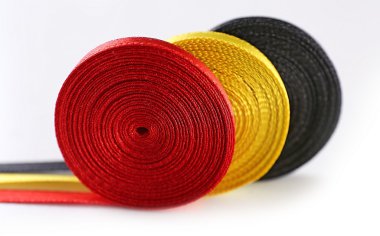 beyaz izole renkli saten şeritler