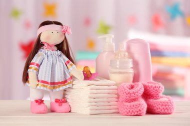 tablo üzerinde açık renkli bebek aksesuarları