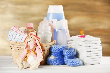 Gri arkaplanda bebek aksesuarları