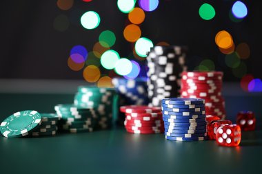 parlak arka plan üzerinde Poker fişleri