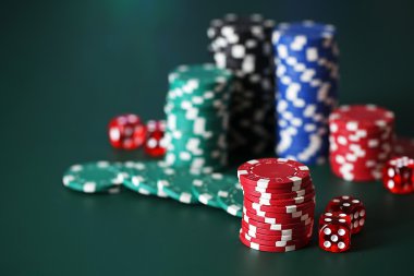 Fiş yeşil masada poker için