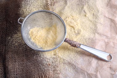 Çuval bezi kumaş, closeup üzerine elek ile un