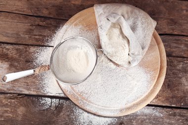 kesme tahtası üzerinde ahşap masa arka plan üzerinde beyaz un