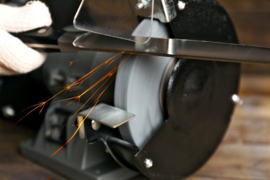 Bıçak Bileyici ve ahşap masa, closeup üzerinde bıçak el