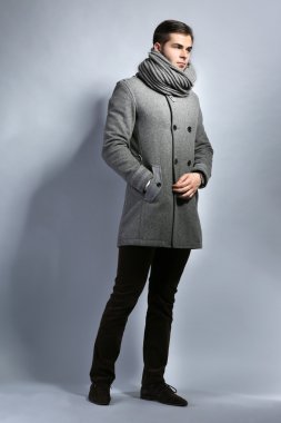 ceket gri arka plan üzerinde genç adam