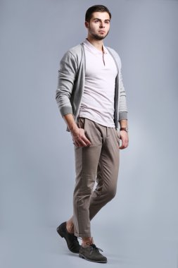 Gri Arkaplanda Genç Bir Adamın Portresi