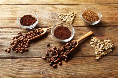 Kahve ahşap masa, üstten görünüm üzerinde küçük yemekler çeşitli