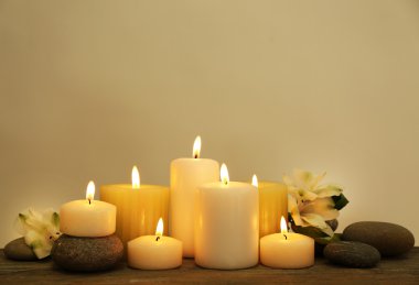 Mumlar ve açık renkli spa taşı güzel kompozisyonu