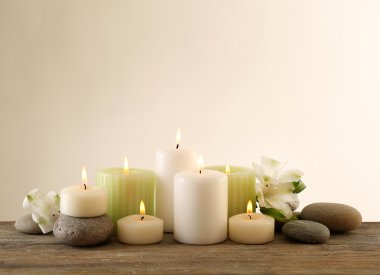 Mumlar ve açık renkli spa taşı güzel kompozisyonu