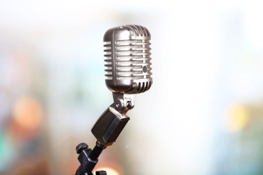 Parlak arka plan bulanık Retro mikrofon