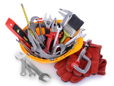 İnşaat araçları üzerinde beyaz izole kask içinde