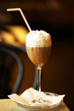 Bardak kahve kafede masada krema ile