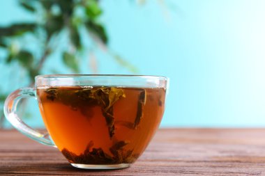 Yeşil çay yeşil zemin üzerine masada