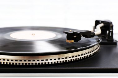 Vinil plaklı gramofon.