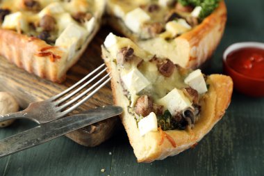 mantar, otlar ve renk ahşap masa arka plan üzerinde ekşi krem peynir pasta