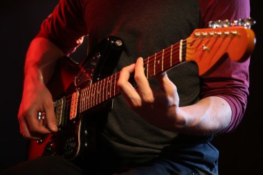 genç adam elektro gitar çalmaya