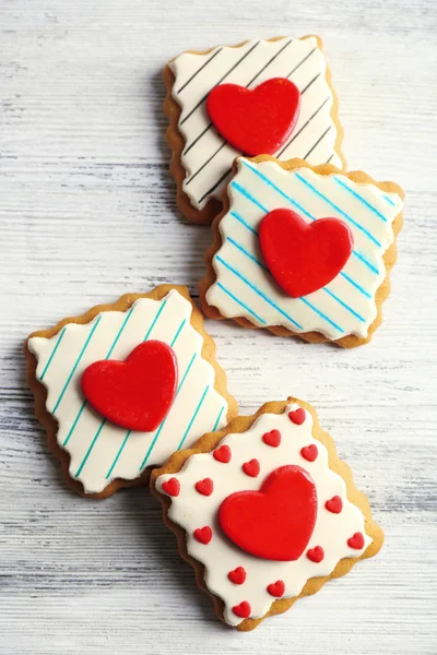 Biscotti a forma di cuore per San Valentino su sfondo di legno a colori — Foto Stock