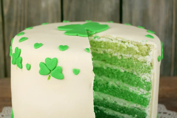 Skivade tårta i Saint Patrick's Day på träplankor bakgrund — Stockfoto