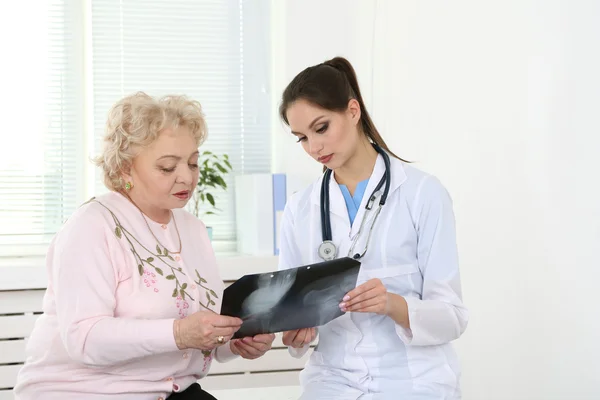 Doctor and patient in hospital clinic — Stock Photo, Image