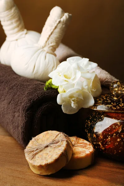 Composição do tratamento de spa na mesa de madeira, no fundo de cor escura — Fotografia de Stock