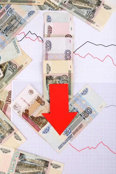 Geld en rode pijl op grafiek document close-up — Stockfoto