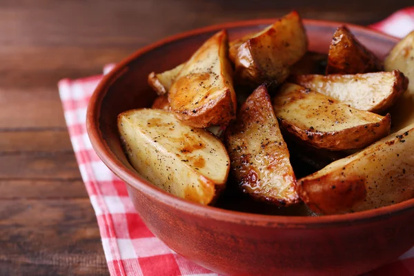 Baked potatoes in bowl on table close up — Stock Photo, Image