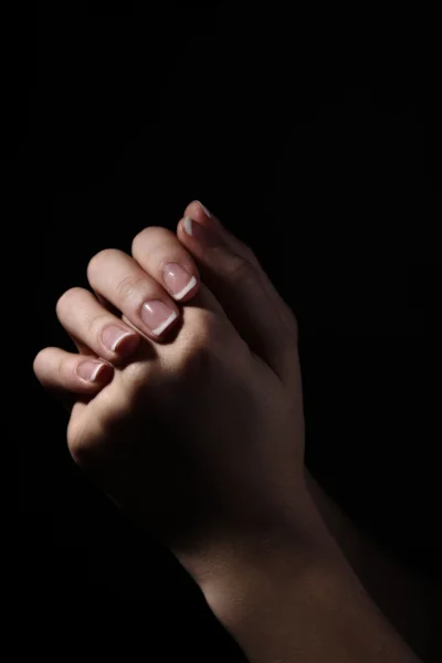 暗闇の中で祈っている女性 — ストック写真