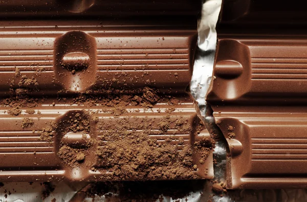 Barra de chocolate con cacao sobre papel de aluminio, primer plano —  Fotos de Stock